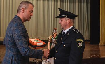 FOTO: Dobrovoľní hasiči v Prečíne dostali od trenčianskeho župana defibrilátor k 100. výročiu svojho vzniku