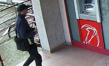 FOTO: Muž v Trenčíne vybral peniaze zo zabudnutej karty v bankomate a zmizol, hľadá ho polícia