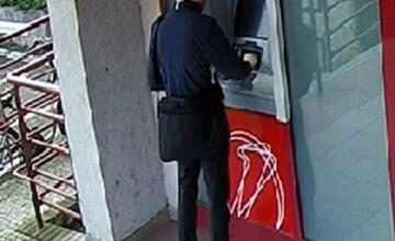 FOTO: Muž v Trenčíne vybral peniaze zo zabudnutej karty v bankomate a zmizol, hľadá ho polícia