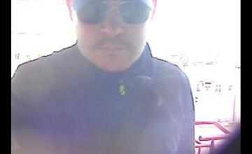 FOTO: Muž v Trenčíne vybral peniaze zo zabudnutej karty v bankomate a zmizol, hľadá ho polícia