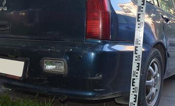 FOTO: Opitý šofér pri cúvaní narazil do zaparkovaného auta v Partizánskom