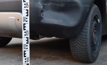 FOTO: Opitý šofér pri cúvaní narazil do zaparkovaného auta v Partizánskom