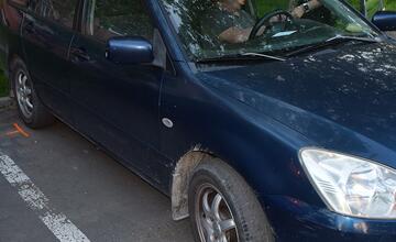 FOTO: Opitý šofér pri cúvaní narazil do zaparkovaného auta v Partizánskom