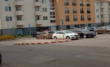 FOTO: Obmedzené parkovanie pred štadiónom 