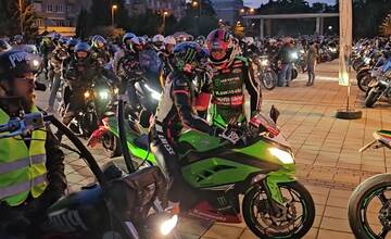 FOTO: Nočná jazda Považím láka stovky návštevníkov