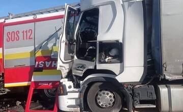 FOTO: Tragická nehoda na diaľnici D1, do hasičov narazil kamión