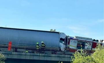 FOTO: Tragická nehoda na diaľnici D1, do hasičov narazil kamión