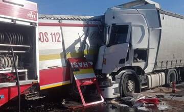 FOTO: Tragická nehoda na diaľnici D1, do hasičov narazil kamión
