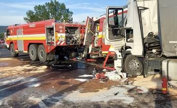 FOTO: Tragická nehoda na diaľnici D1, do hasičov narazil kamión