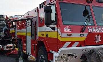 FOTO: Tragická dopravná nehoda hasičov a policajtov na diaľnici D1 pri Novom Meste nad Váhom
