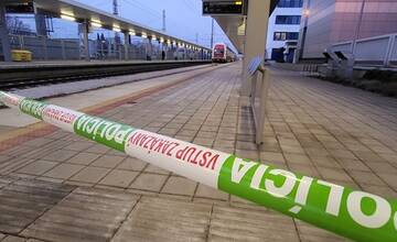 FOTO: Vlak nedokázal predísť zrážke s človekom