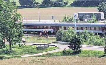 FOTO: Vlak nedokázal predísť zrážke s človekom