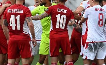 FOTO: začína sa výmena trávnika