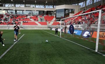 FOTO: začína sa výmena trávnika