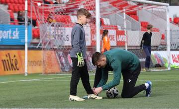 FOTO: začína sa výmena trávnika