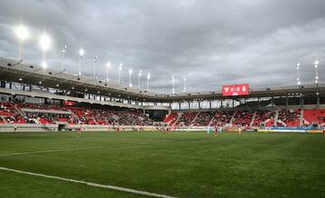 FOTO: začína sa výmena trávnika