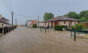 FOTO: Záplavy v obci pokračujú