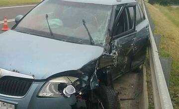 FOTO: Hasiči pomáhali dostať z auta zranenú osobu