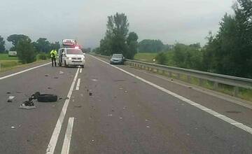 FOTO: Hasiči pomáhali dostať z auta zranenú osobu