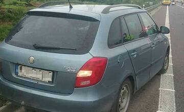 FOTO: Hasiči pomáhali dostať z auta zranenú osobu