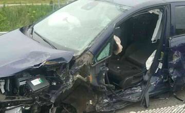 FOTO: Hasiči pomáhali dostať z auta zranenú osobu