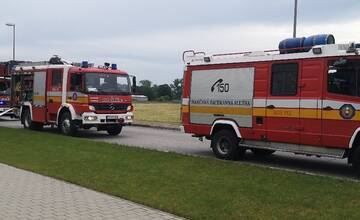 FOTO: Hasiči zachraňovali osoby a hasili požiar strechy