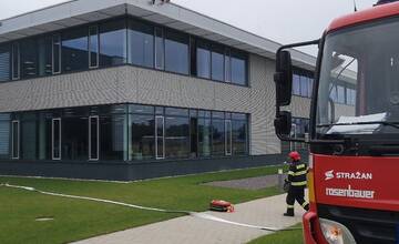 FOTO: Hasiči zachraňovali osoby a hasili požiar strechy