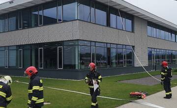 FOTO: Hasiči zachraňovali osoby a hasili požiar strechy