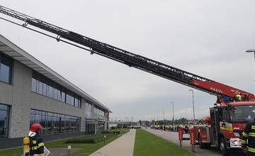 FOTO: Hasiči zachraňovali osoby a hasili požiar strechy