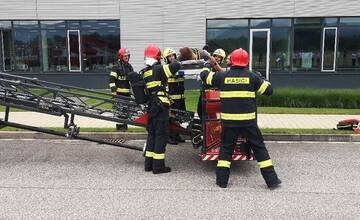FOTO: Hasiči zachraňovali osoby a hasili požiar strechy