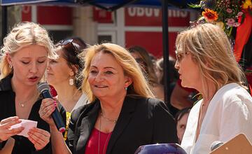 FOTO: Módna prehliadka v Púchove zaplnila pešiu zónu. Študenti prezentovali vlastnoručne ušité modely