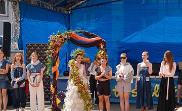 FOTO: Módna prehliadka v Púchove zaplnila pešiu zónu. Študenti prezentovali vlastnoručne ušité modely