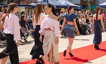 FOTO: Módna prehliadka v Púchove zaplnila pešiu zónu. Študenti prezentovali vlastnoručne ušité modely