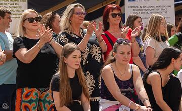 FOTO: Módna prehliadka v Púchove zaplnila pešiu zónu. Študenti prezentovali vlastnoručne ušité modely