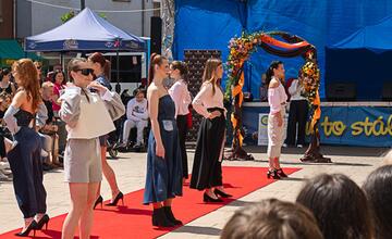 FOTO: Módna prehliadka v Púchove zaplnila pešiu zónu. Študenti prezentovali vlastnoručne ušité modely