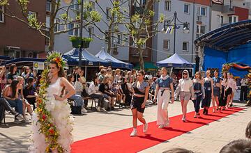FOTO: Módna prehliadka v Púchove zaplnila pešiu zónu. Študenti prezentovali vlastnoručne ušité modely