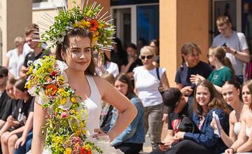 FOTO: Módna prehliadka v Púchove zaplnila pešiu zónu. Študenti prezentovali vlastnoručne ušité modely