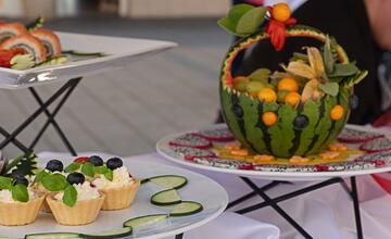 FOTO: Módna prehliadka v Púchove zaplnila pešiu zónu. Študenti prezentovali vlastnoručne ušité modely