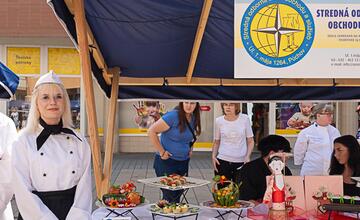 FOTO: Módna prehliadka v Púchove zaplnila pešiu zónu. Študenti prezentovali vlastnoručne ušité modely