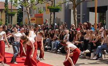 FOTO: Módna prehliadka v Púchove zaplnila pešiu zónu. Študenti prezentovali vlastnoručne ušité modely