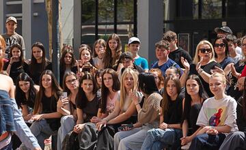 FOTO: Módna prehliadka v Púchove zaplnila pešiu zónu. Študenti prezentovali vlastnoručne ušité modely