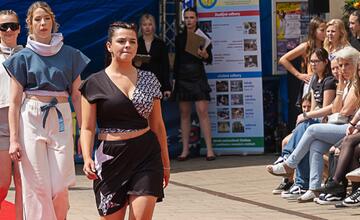 FOTO: Módna prehliadka v Púchove zaplnila pešiu zónu. Študenti prezentovali vlastnoručne ušité modely
