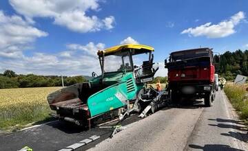 FOTO: Kamión a poľnohospodárske vozidlo zablokovali cestu