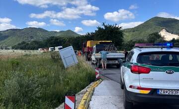 FOTO: Kamión a poľnohospodárske vozidlo zablokovali cestu