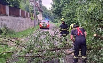 FOTO: Museli píliť strom aj opravovať elektrické vedenie