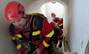 FOTO: Trenčianski hasiči zachraňovali zranenú osobu. V rámci cvičenia ju museli transportovať z veže Trenčianskeho hradu