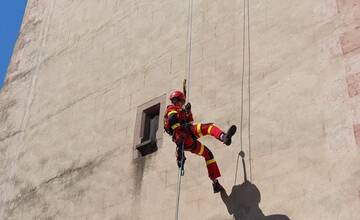 FOTO: Trenčianski hasiči zachraňovali zranenú osobu. V rámci cvičenia ju museli transportovať z veže Trenčianskeho hradu