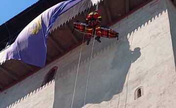 FOTO: Trenčianski hasiči zachraňovali zranenú osobu. V rámci cvičenia ju museli transportovať z veže Trenčianskeho hradu