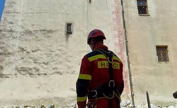 FOTO: Trenčianski hasiči zachraňovali zranenú osobu. V rámci cvičenia ju museli transportovať z veže Trenčianskeho hradu