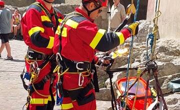 FOTO: Trenčianski hasiči zachraňovali zranenú osobu. V rámci cvičenia ju museli transportovať z veže Trenčianskeho hradu